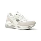 Championes blancos con detalles en gris y plateado, con plataforma y logo de la marca en el lateral.