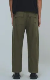 Pantalón cargo verde militar de corte recto y tiro alto, con bolsillos laterales con solapa y etiqueta con logo en la pierna.