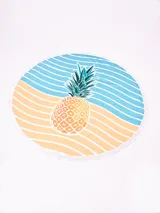 Toalla redonda de microfibra con diseño de piña, rayas horizontales celestes y amarillas, y flecos blancos en el borde.