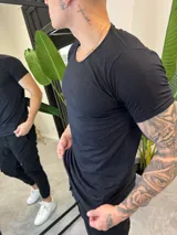 Remera negra de algodón, corte slim fit y cuello redondo.