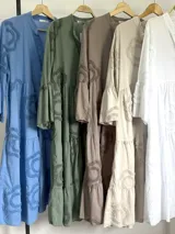 Vestido midi verde seco de algodón, con cuello mao, corte amplio y apliques de flores con textura.