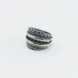 Anillo ancho de plata 925 con textura de panal de abeja y tres bandas de oro. El ancho superior es de 16mm y el ancho inferior de la alianza es de 7mm.