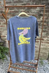 Remera azul con efecto gastado y estampa amarilla con la palabra "BANANAS".