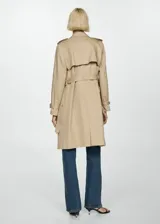 Trench coat negro con cuello de solapa, doble botonadura, trabillas en los puños, cinturón ajustable y abertura posterior en el bajo.