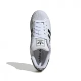 Championes Adidas Superstar II, color blanco con detalles en negro, con las tres tiras características de la marca en los laterales y puntera de goma.