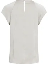 Blusa de satén color gris claro, con cuello redondo y abertura en forma de gota. Tiene mangas cortas con costuras en los hombros y cierre con broche en la espalda.