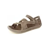 Sandalia de dedo color marrón con tiras trenzadas y suela texturizada.