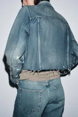Jeans de mujer tiro medio, corte ancho (baggy) y pierna recta, con efecto lavado azul claro. Presenta cinco bolsillos y bajo acabado con vuelta ancha.