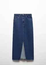 Falda midi de denim azul oscuro, corte recto, tiro alto, con bolsillos delanteros y traseros, trabillas para cinturón, cierre con cremallera y botón, y abertura frontal.