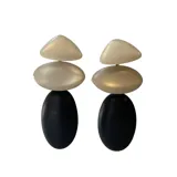 Par de aros colgantes con piezas geométricas de resina color verde lima.