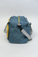 Bolso multicolor con diseño práctico, cuenta con dos bolsillos frontales y asas ajustables.