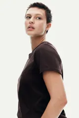 Remera marrón de punto suave de algodón con cuello redondo ribeteado.