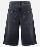 Bermuda femenina confeccionada en jeans color gris oscuro, modelo jorts, con trabillas en la cintura y bolsillos.
