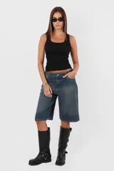 Musculosa negra de morley de algodón con escote cuadrado y collareta ancha en escote y sisa.