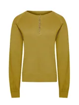 Sweater color crudo de lana con cuello redondo y abertura frontal con botones de madera.