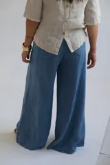 Pantalón palazzo celeste de lino.