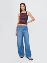 Musculosa roja de algodón con textura acanalada, corte ajustado y breteles finos.