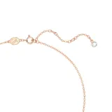 Collar con colgante en forma de lazo bañado en tono oro rosa y adornado con cristales blancos. Presenta una piedra redonda en el centro del lazo y un adorno independiente en forma de pera que cuelga en la parte inferior.