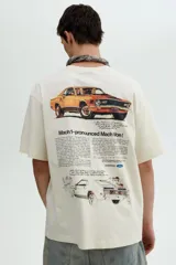 Remera color crema de corte holgado con estampado de un caballo Mustang y el año 1970 en el pecho. Cuello redondo con ribete fino y hombros caídos.