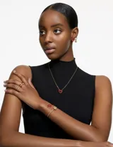 Conjunto de dos anillos Swarovski color dorado con cristales blancos redondos engarzados.