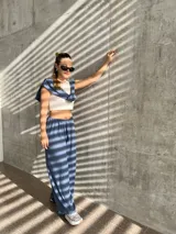 Pantalón negro de tela waffle de algodón, con cintura elastizada y cordón ajustable.
