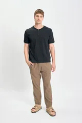 Pantalón casual color marrón claro, confeccionado en lino con suave elasticidad, corte recto y cintura con cordón ajustable.