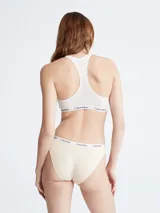 Bombacha Calvin Klein corte clásico, color beige, con cintura elástica con logo de la marca.