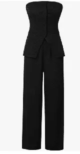 Conjunto sastrero negro de dos piezas, compuesto por un top strapless con botones y un pantalón de vestir de corte recto.