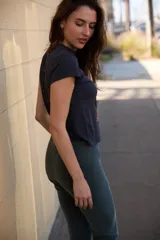 Remera de manga corta, color gris oscuro/negro, con estampado frontal de la banda Def Leppard y el texto "Hysteria" y un tigre.