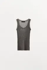 Top gris de punto con hilo metalizado, escote redondo y tirantes anchos.