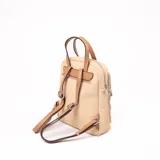 Mochila color beige con detalles en marrón, con cierre superior y bolsillo frontal con cierre. Tiene manija corta y correas traseras regulables.