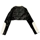 Campera crop negra con detalles en blanco, cierre frontal, cuello mao con doble botón y bolsillos con cierre.