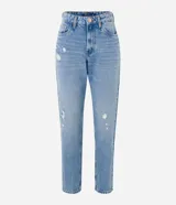 Pantalón mom de jeans celeste con trabillas en la cintura, cierre con botón y cremallera, bolsillos y deshilachados.
