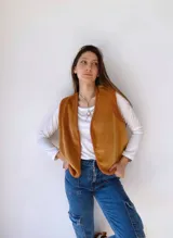 Chaleco camel de pana con cuello y sisas de corderito.