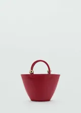 Bolso rojo con efecto piel, forma trapezoidal, asa de mano rígida, asa larga desmontable tipo bandolera y cierre de mosquetón.