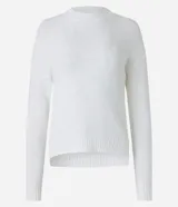 Suéter blanco de punto con textura mousse, cuello redondo y mangas largas.