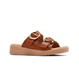 Sandalias de cuero color salmón con plataforma color beige y hebillas doradas.