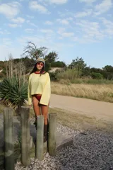 Remera azul marino con cuello redondo amarillo y mangas largas.