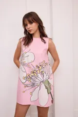 Vestido corto sin mangas color bordó con estampado de flores blancas y amarillas.