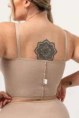 Top de uso postoperatorio con cierre frontal, confeccionado con tela de fibra LYCRA® reforzada y breteles elásticos regulables.