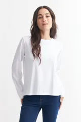 Remera gris de algodón, de corte recto y manga larga.