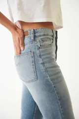 Pantalón de jean celeste, de corte recto, con bolsillos delanteros y traseros.