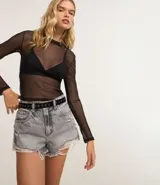 Short de jeans azul claro, modelo slim fit, con roturas y terminación deshilachada en el ruedo. Presenta tiro medio/alto con trabillas para cinturón y cierre frontal tradicional.