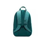 Mochila Nike Hayward color verde oliva con estampado floral sutil. Cuenta con un compartimento principal con cierre, funda interna para laptop, bolsillos laterales y sistema de cordones elásticos en el frente para sujetar objetos. Tiene correas acolchadas ajustables y correa de esternón para mayor comodidad.