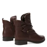 Botas cortas de cuero color marrón, con detalle de piel sintética en el borde superior, ajuste con hebilla lateral y taco bajo.