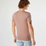 Remera lisa color marrón claro, de corte slim fit y cuello redondo.