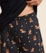 Conjunto de pijama corto para hombre en color negro, compuesto por camiseta de manga corta con estampa de capibara y short con cintura elástica.