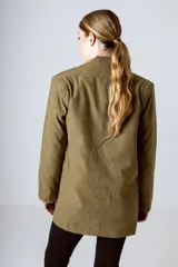 Blazer color beige con doble botonadura, solapas de muesca y corte holgado.