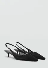Zapato de tacón bajo tipo slingback, color beige con punta afilada y detalle de tira ajustable.