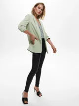 Blazer verde claro con mangas 3/4 y bolsillos frontales.